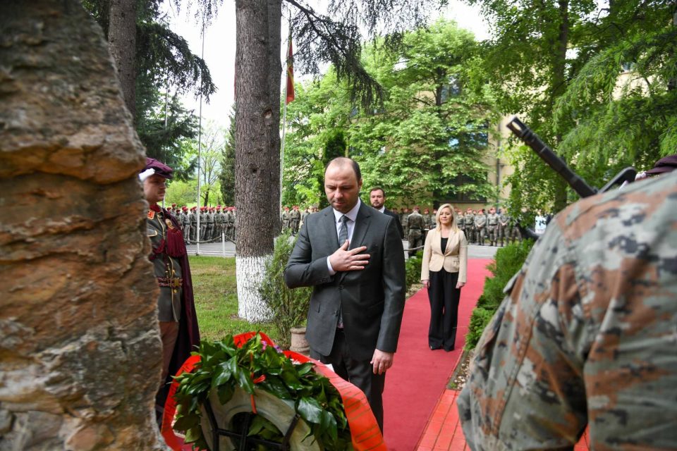 Мисајловски и Лафчиски положија свежо цвеќе во спомен на загинатите припадници кај Вејце