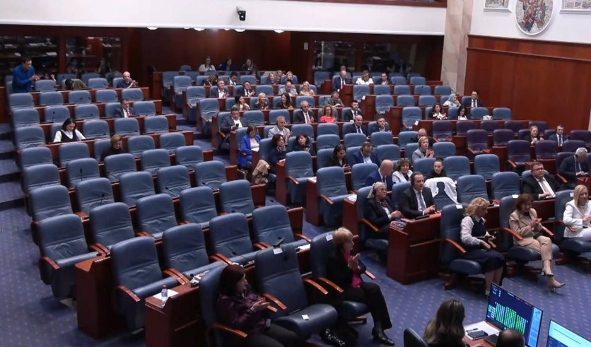 Продолженија на три собраниски седници
