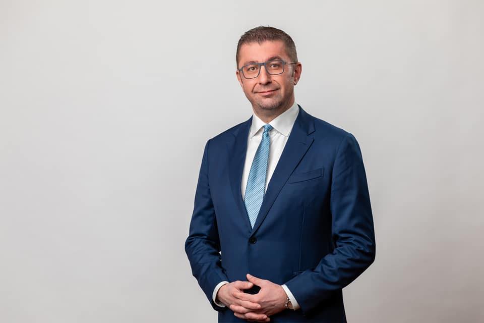 Мицкоски на поставување камен темелник на спортска сала во Долно Лисиче