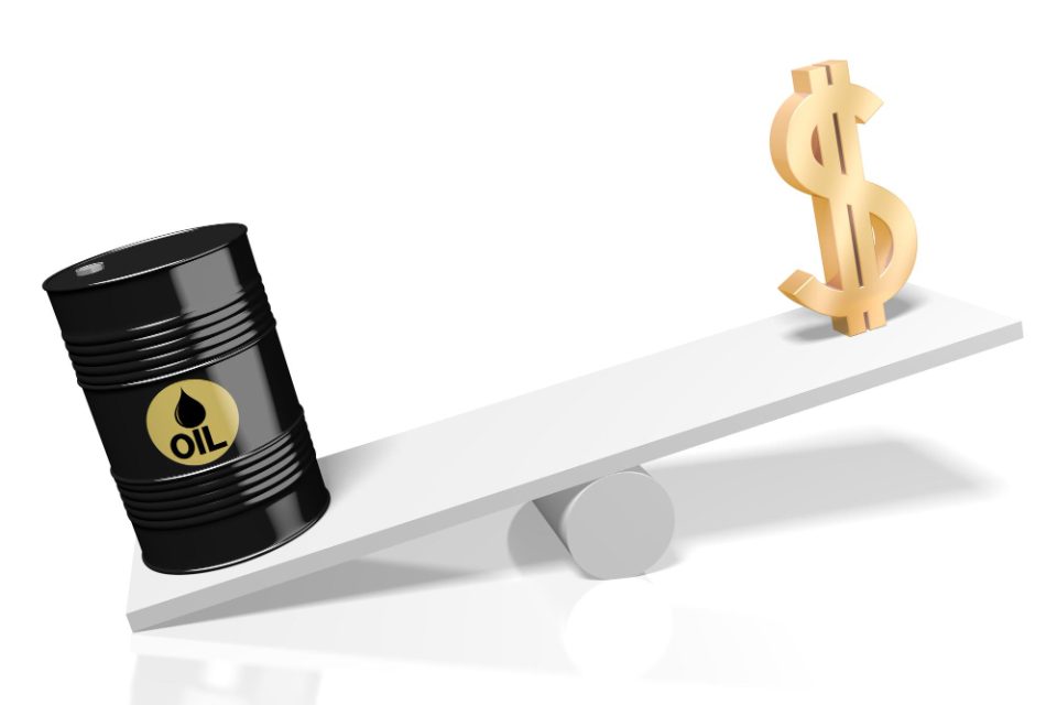 Доларот јакне, цените на нафтата растат