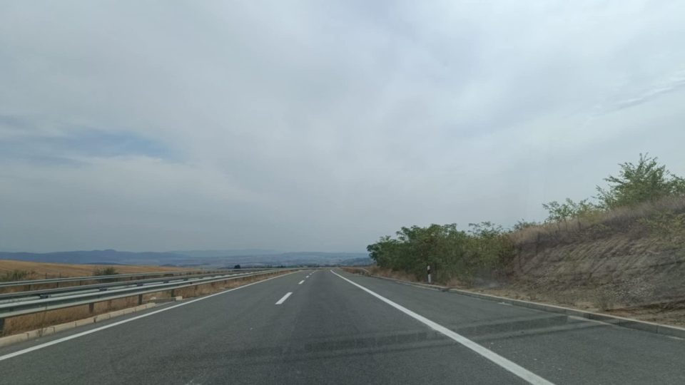 Сообраќајот на државните патишта се одвива непречено и по суви коловози