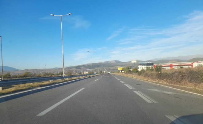 Сообраќајот на државните патишта се одвива непречено и по претежно суви коловози