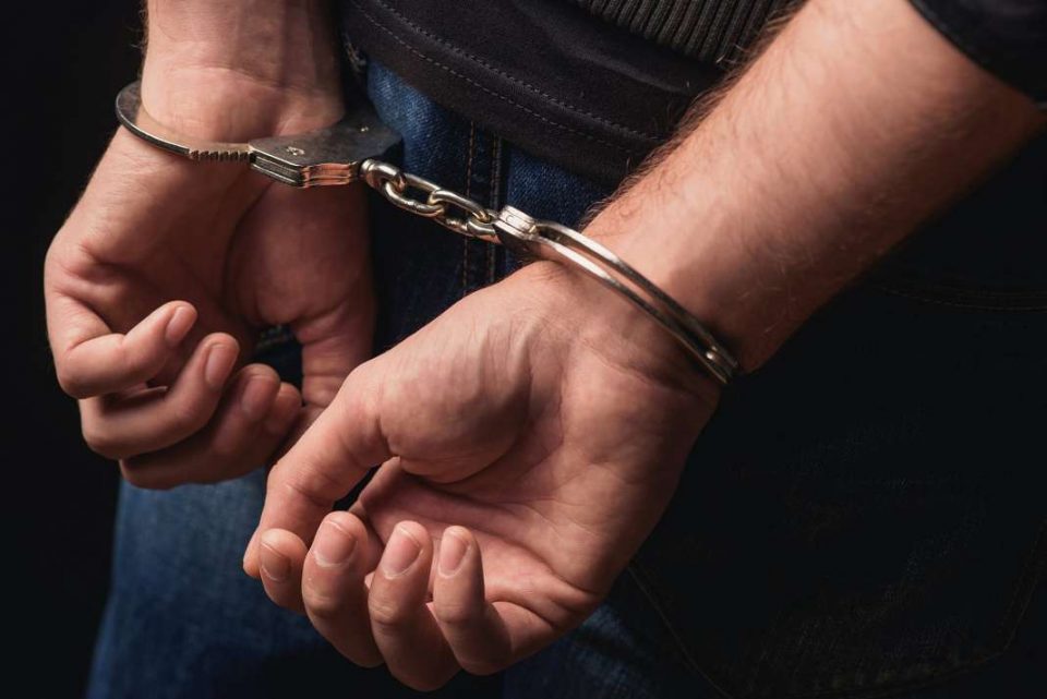 Лишен од слобода државјанин на Грција, во неговото возило се пронајдени цигари и тутун без документација
