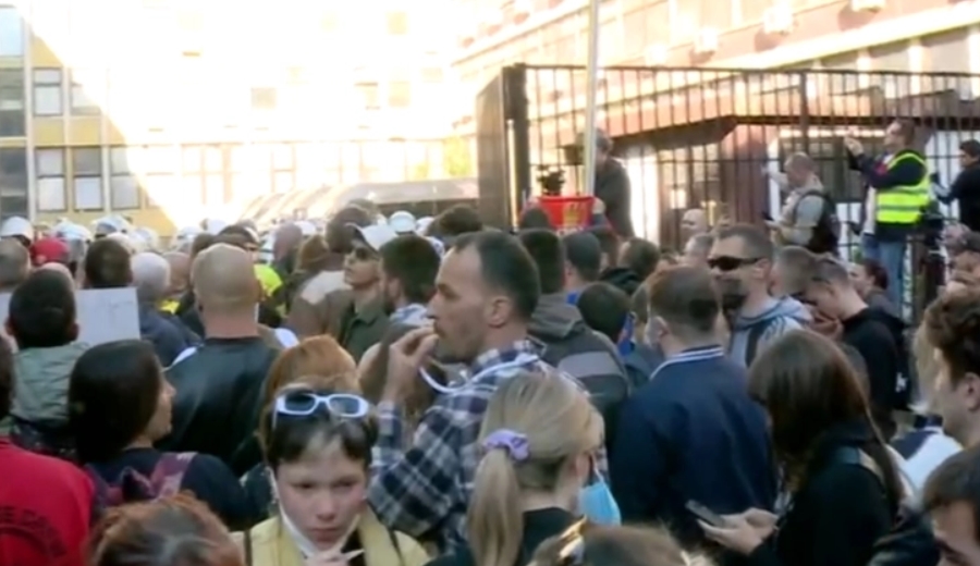 Инцидент меѓу демонстрантите и полицијата на влезот на судот во Нови Сад