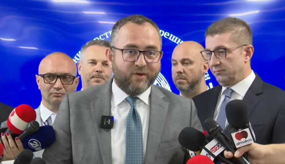 Тошковски најави набавка на униформи: Спорната набавка е законска, но немаше доволно критериуми во тендерот