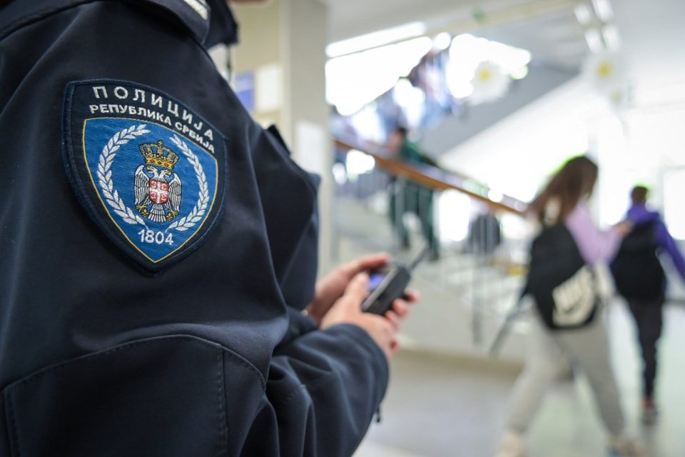 Ученик во основно училиште во Белград приведен откако донел список за отстрел и нож
