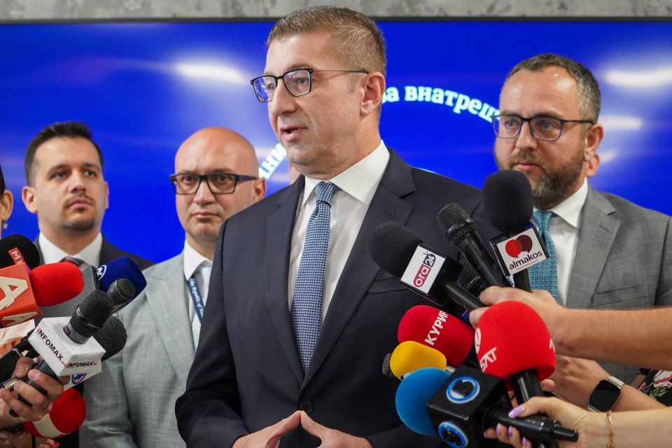 Мицкоски: Ако извештајот на Вајц не помине и на 24 јуни, тогаш проблемот не се Бугари во Уставот, туку македонскиот идентитет и јазик